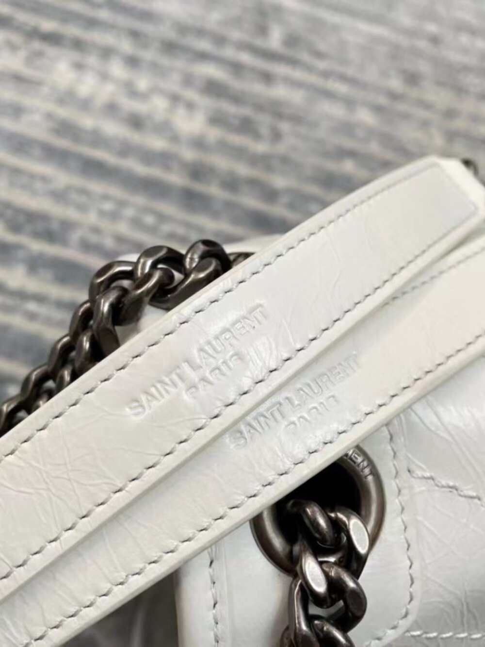 YSL NIKI white medium Crinkled crossbody bag - Picture 7 of 8